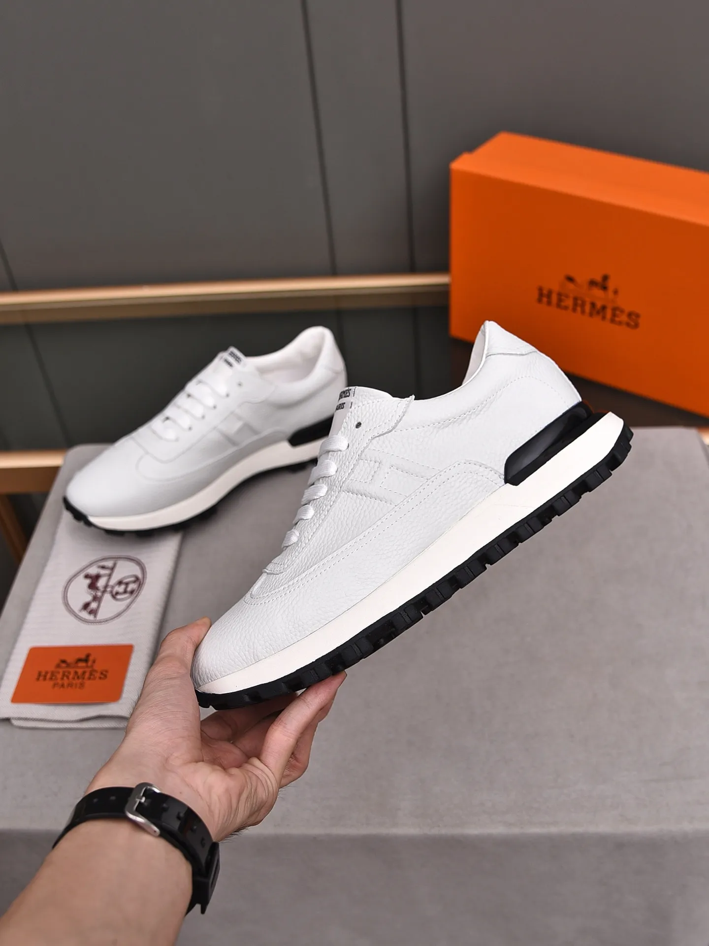 📛📛📛PPP440 (Hermes)🆕Men's color-blocked sneakers with textured calfskin details. Spliced ​​with original cowhide, this shoe draws inspiration from the equestrian world, integrating technical details and practical functions. Breathable sheep lining, original combination outsole, high-end quality, and every detail is perfectly combined! Size: 38-44 (45 can be customized)